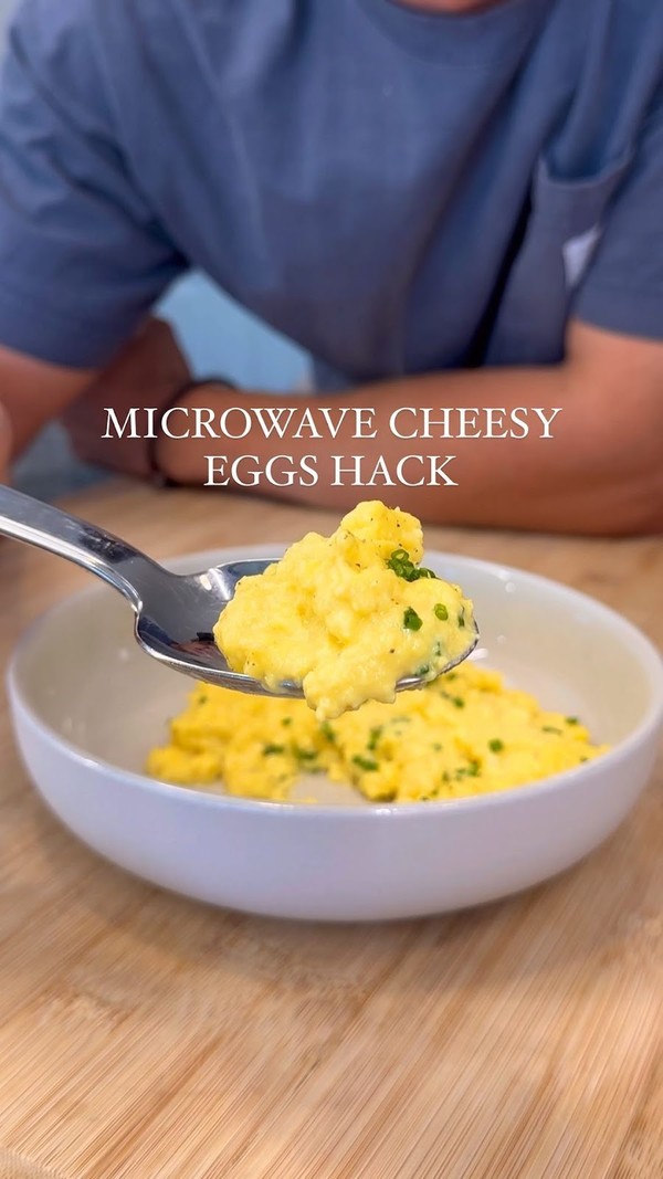 Microwave Cheesy Eggs Hack