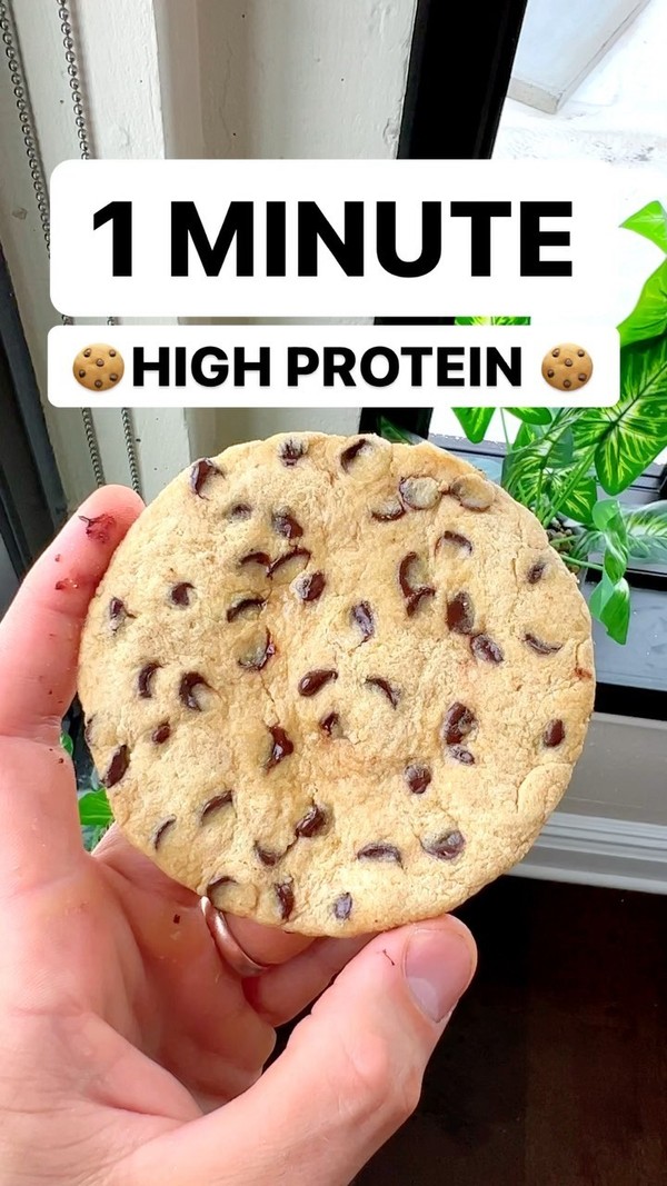 1 Minute Chocolate Chip Protein Cookies