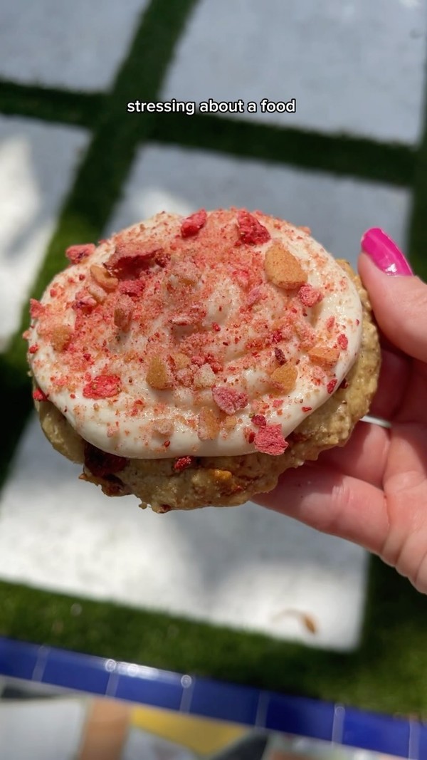 Crumbliv strawberry shortcake cookies