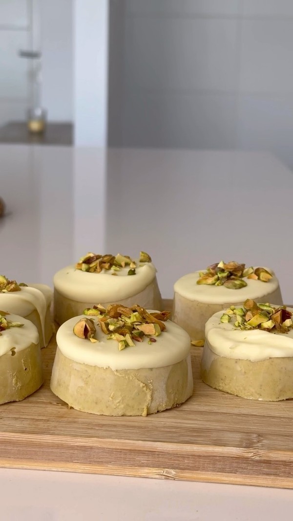 Pistachio yogurt cups