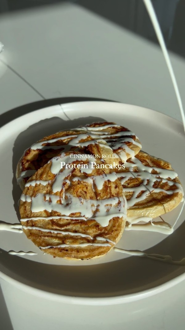 Cinnamon roll protein pancakes