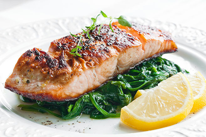 Grilled salmon with spinach, lemon and thyme