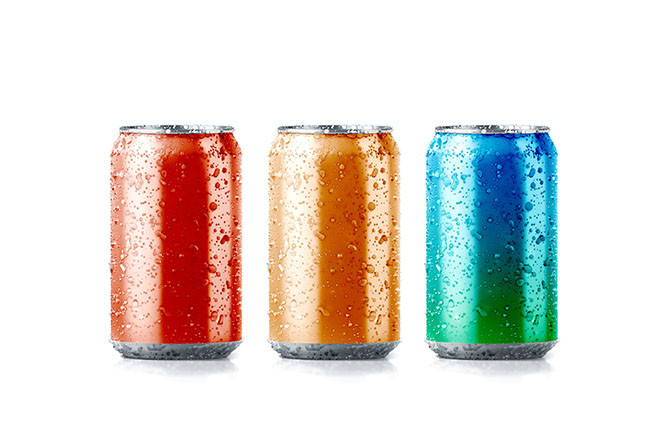 Blank colors aluminium soda can mockup with drops, 3d rendering. Empty fresh fizzy pop packing mock up with condensate, isolated. Canned dripping drink template.