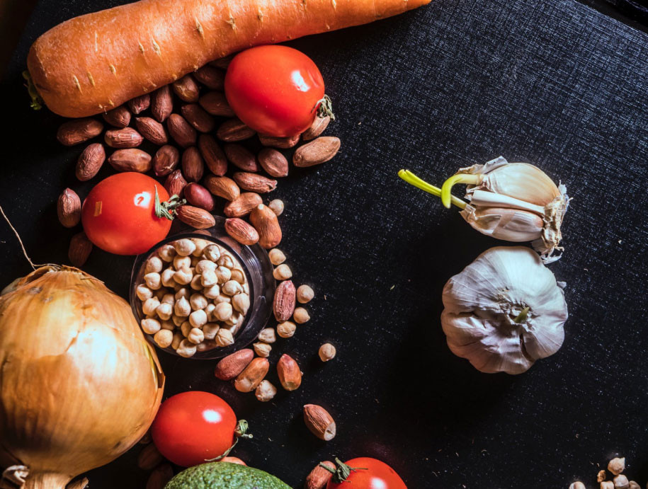 MY FAVOURITE FLAVOURFUL PREBIOTICS, ONION, GARLIC, AND CHICKPEAS. IMAGE CREDIT: PEXELS/MIKE