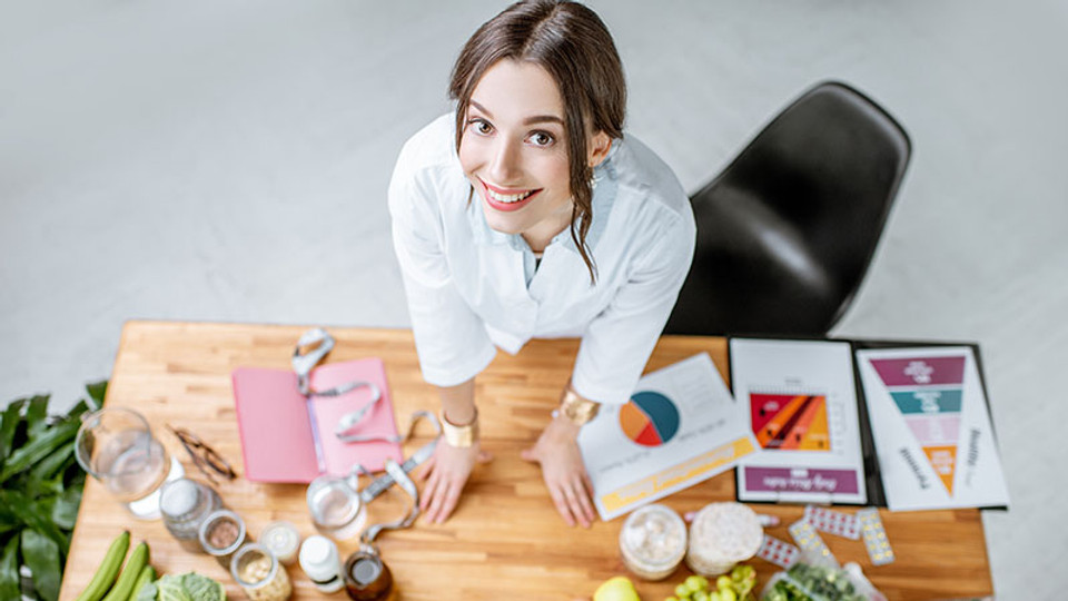 Differences Between A Nutritionist And A Dietitian, And Why It Matters To Your Clients