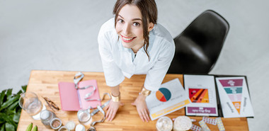 Differences Between A Nutritionist And A Dietitian, And Why It Matters To Your Clients
