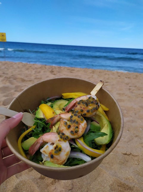 Salad with prawns (shellfish)