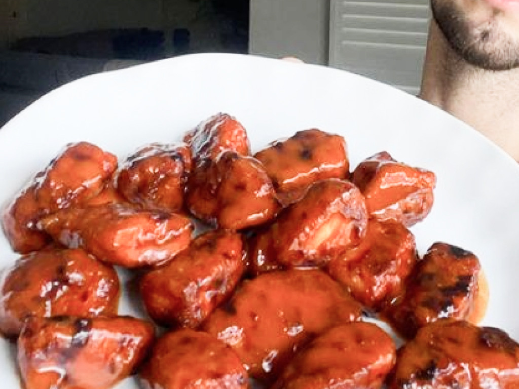 Low Cal & High Protein Sticky Buffalo Chicken Bites by Aussie Fitness